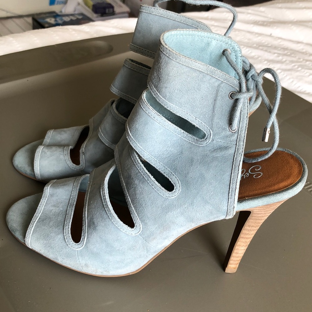 Heels - Picture 2 of 3